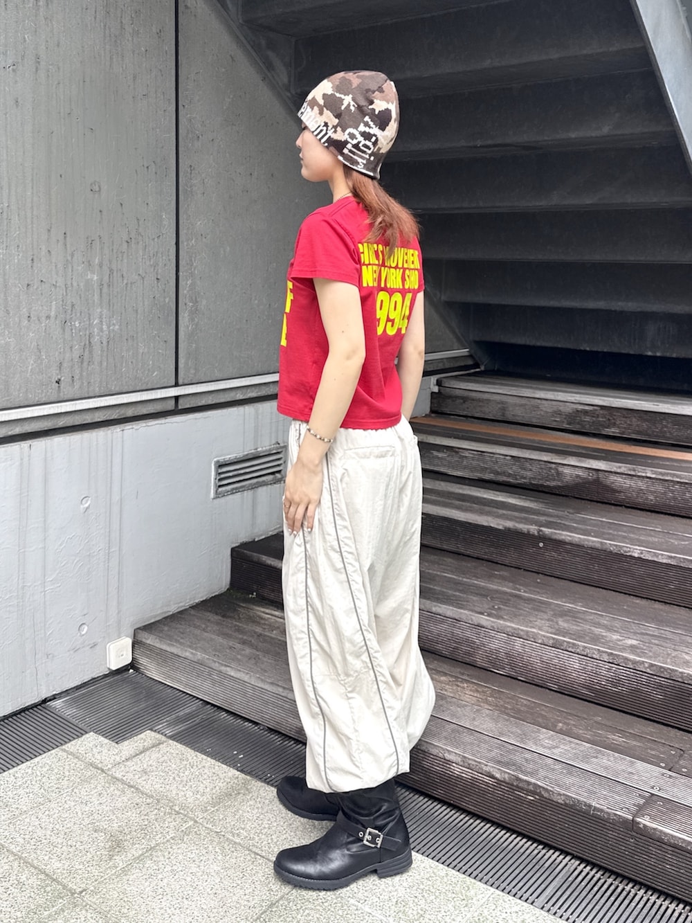 レッド系のTシャツ/カットソー、ベージュ系のその他パンツ、その他のニットキャップ/ビーニーを着用したレディースの夏コーディネートの2枚目の写真