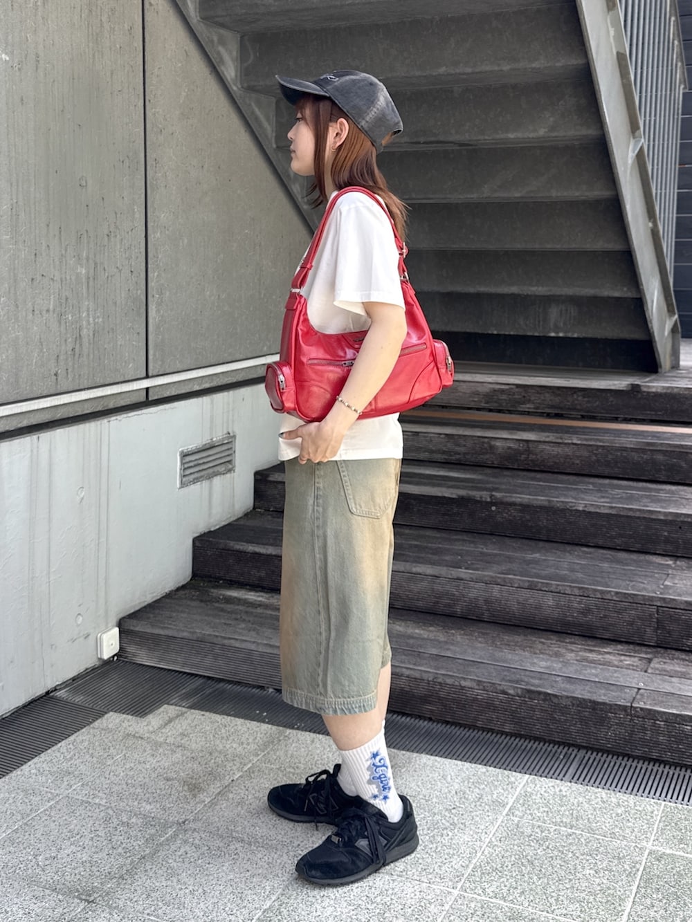 ホワイト系のTシャツ/カットソー、ブルー系のデニムパンツ、レッド系のショルダーバッグを着用したレディースの夏コーディネートの3枚目の写真