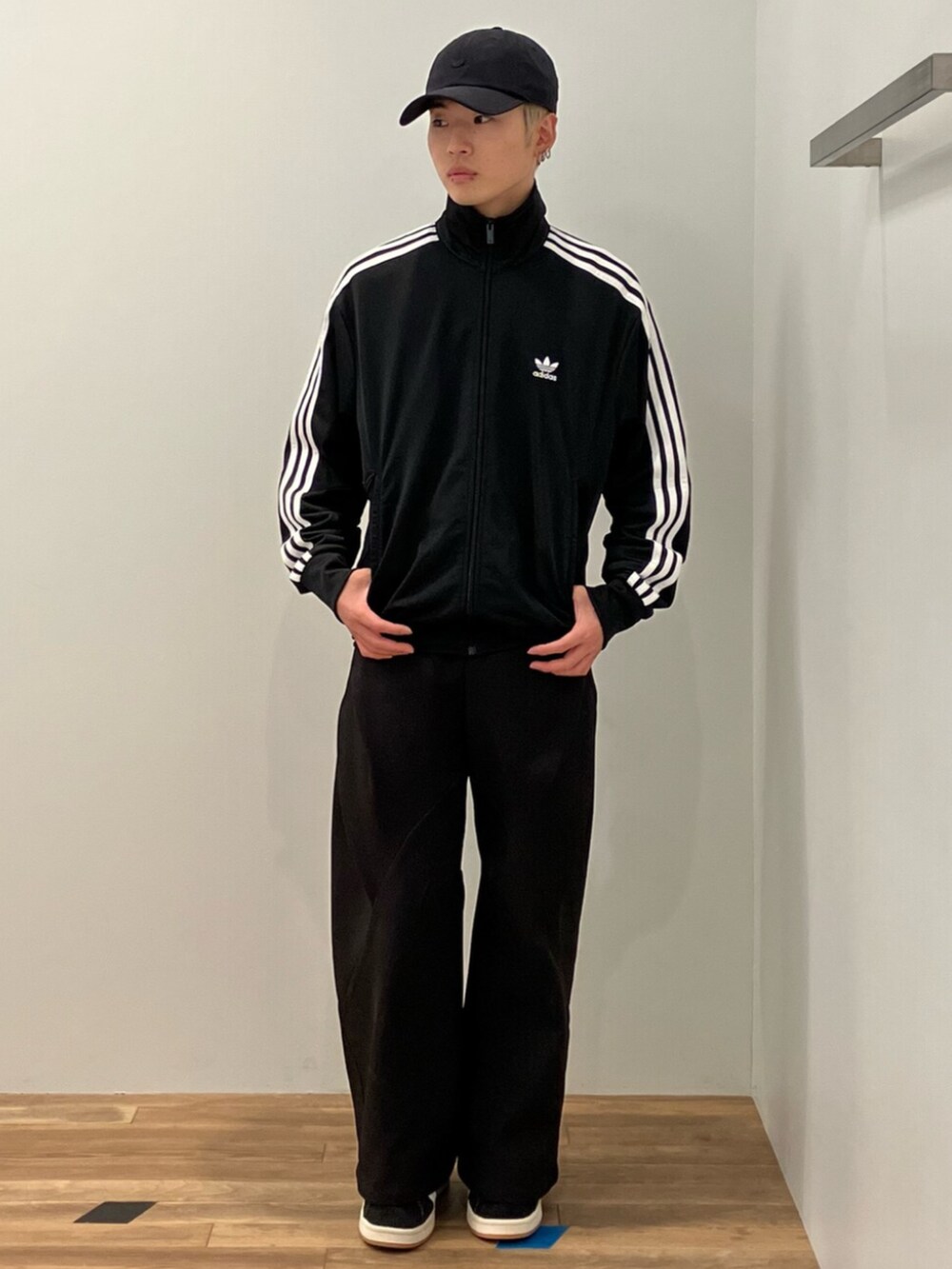 ブラック系のジャージ、レッド系のTシャツ/カットソー、ブラック系のショルダーバッグを着用したメンズの春コーディネートの3枚目の写真