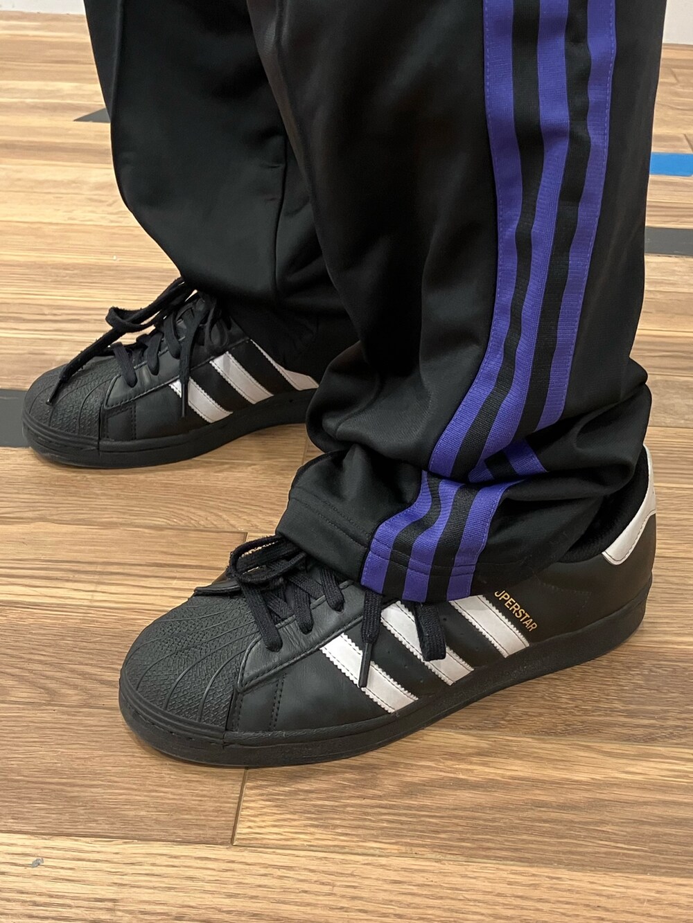 ブラック系のジャージ、ブラック系のスニーカー、ブラック系のスウェットパンツを着用したメンズの秋コーディネートの4枚目の写真