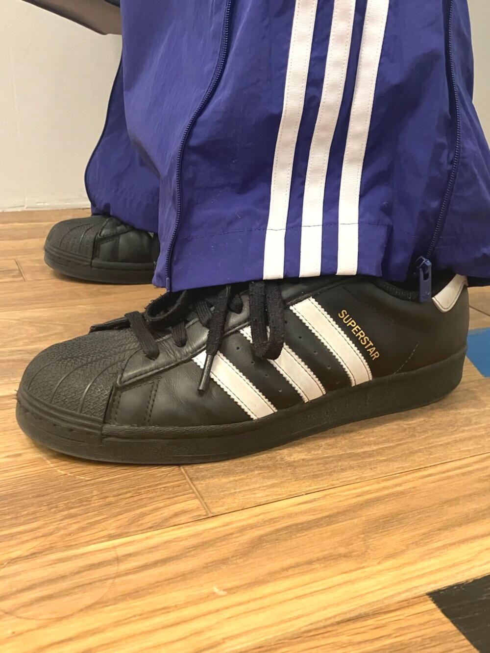 ブラック系のスニーカー、ブルー系のスウェットパンツ、ブラック系のデニムジャケットを着用したメンズの冬コーディネートの4枚目の写真