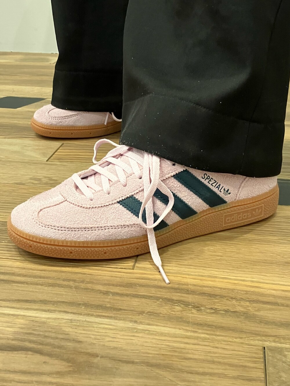 ブラック系のMA-1、ブラック系のジャージ、ピンク系のスニーカーを着用したメンズの冬コーディネートの4枚目の写真