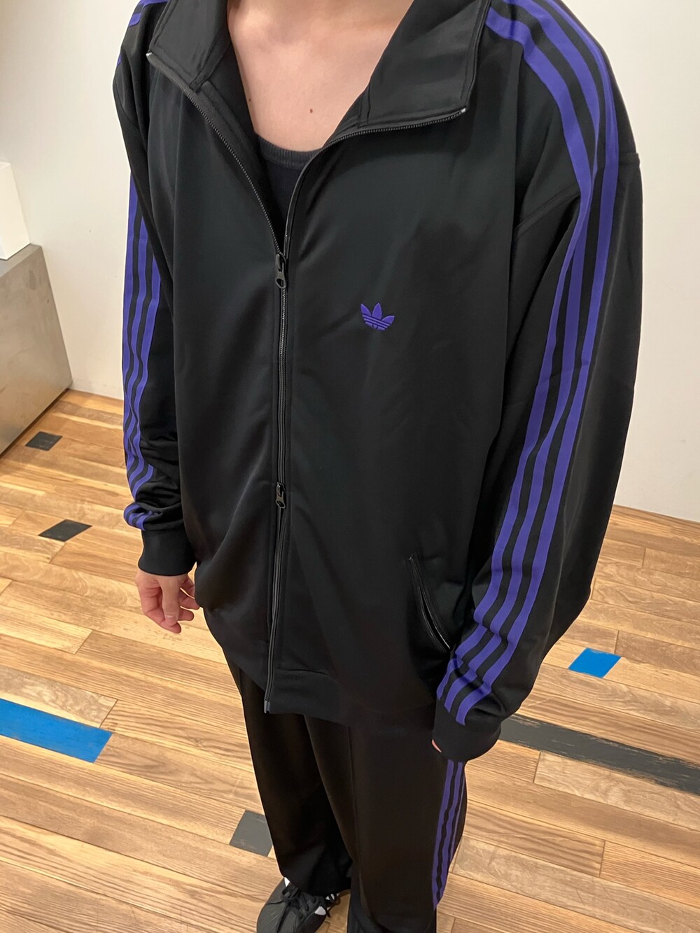 ブラック系のジャージ、ブラック系のスニーカー、ブラック系のスウェットパンツを着用したメンズの秋コーディネートの3枚目の写真