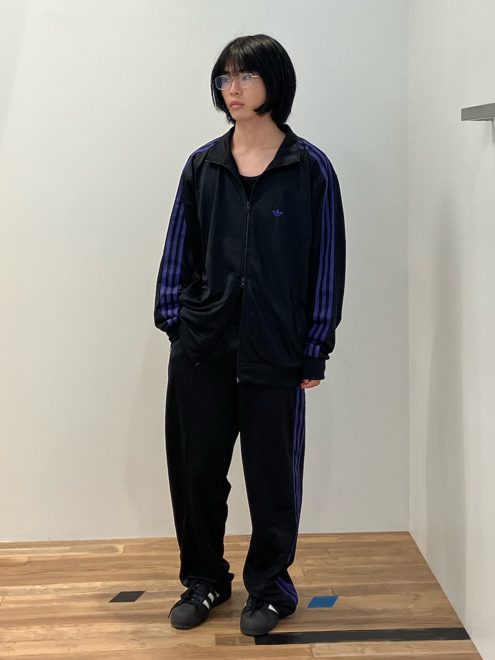 ブラック系のジャージ、ブラック系のスニーカー、ブラック系のスウェットパンツを着用したメンズの秋コーディネートの2枚目の写真