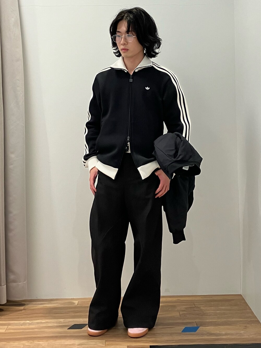 ブラック系のMA-1、ブラック系のジャージ、ピンク系のスニーカーを着用したメンズの冬コーディネートの2枚目の写真