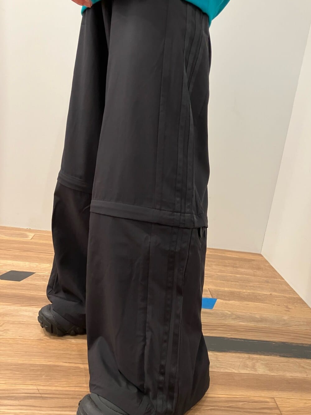 ブラック系のその他パンツ、ブラック系のシューズ、グリーン系のトップスを着用したメンズの春コーディネートの3枚目の写真