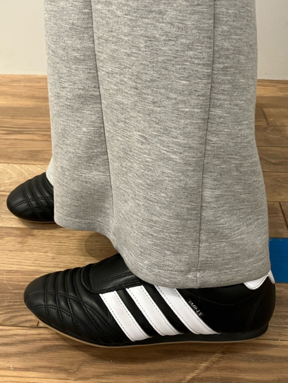 ブラック系のトップス、ブラック系のシューズを着用したメンズの冬コーディネートの4枚目の写真