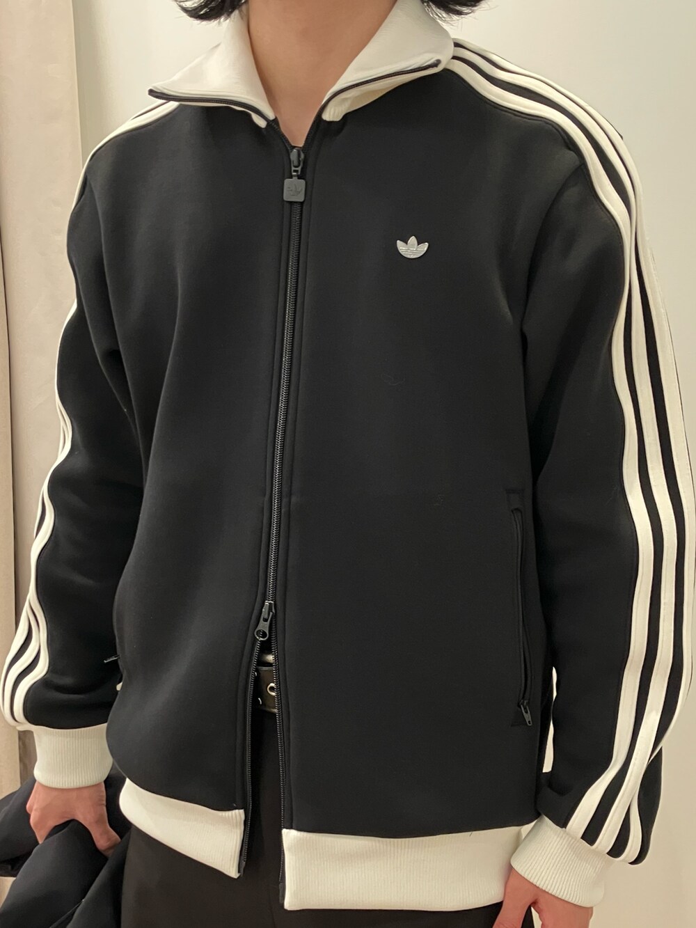 ブラック系のMA-1、ブラック系のジャージ、ピンク系のスニーカーを着用したメンズの冬コーディネートの3枚目の写真