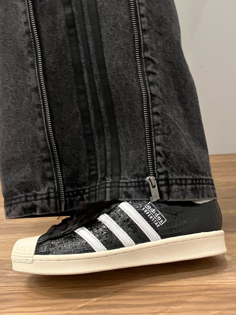 ブラック系のジャージ、ブラック系のシューズを着用したメンズの春コーディネートの2枚目の写真