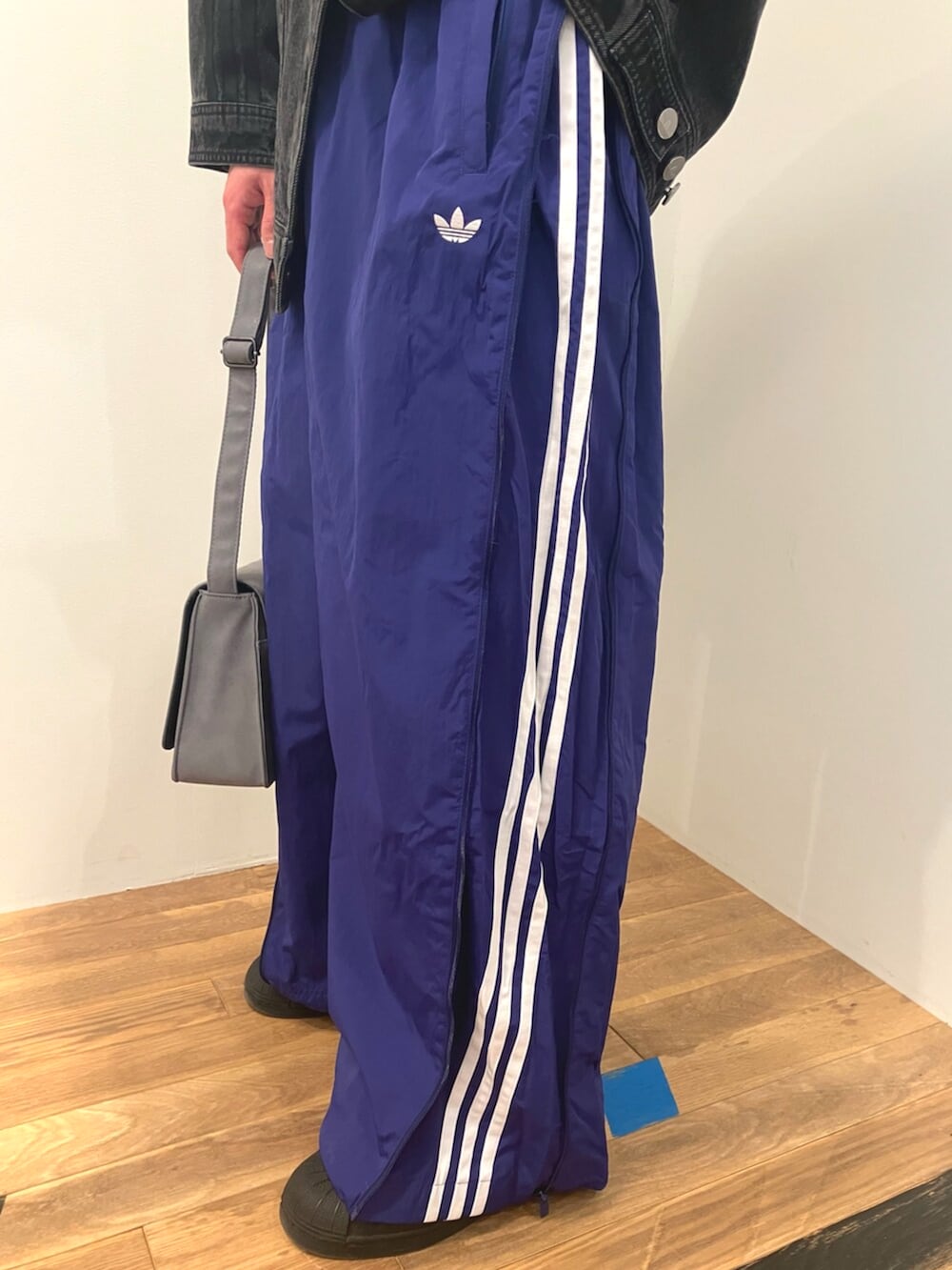 ブラック系のスニーカー、ブルー系のスウェットパンツ、ブラック系のデニムジャケットを着用したメンズの冬コーディネートの3枚目の写真