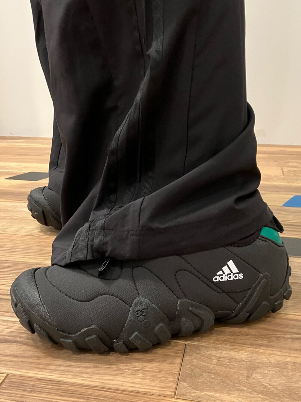 ブラック系のその他パンツ、ブラック系のシューズ、グリーン系のトップスを着用したメンズの春コーディネートの4枚目の写真