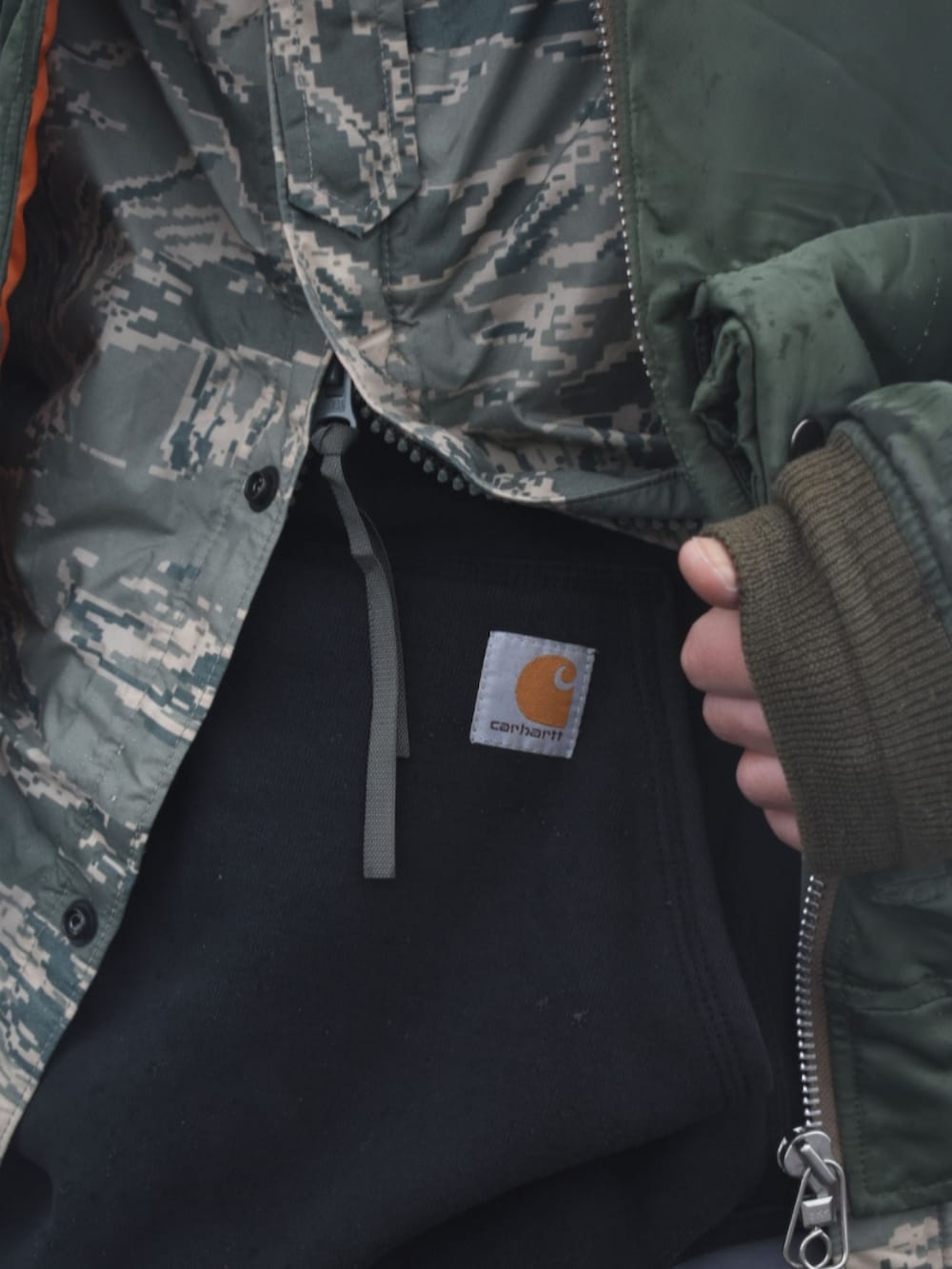 グリーン系のMA-1、グリーン系のミリタリージャケット、グレー系のスウェットパンツを着用したメンズの春コーディネートの2枚目の写真