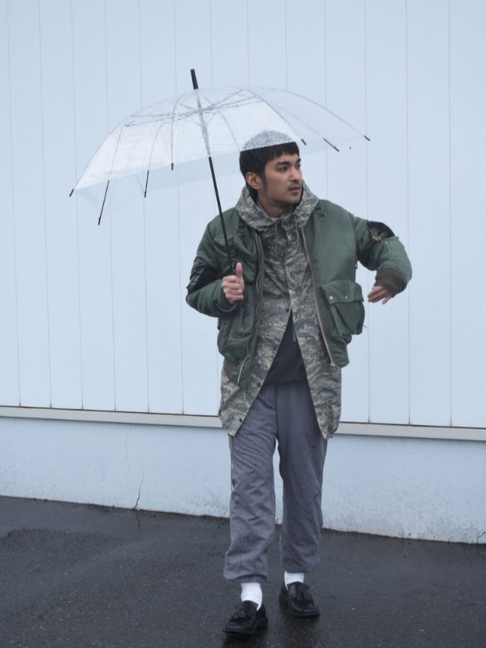 グリーン系のMA-1、グリーン系のミリタリージャケット、グレー系のスウェットパンツを着用したメンズの春コーディネートの3枚目の写真