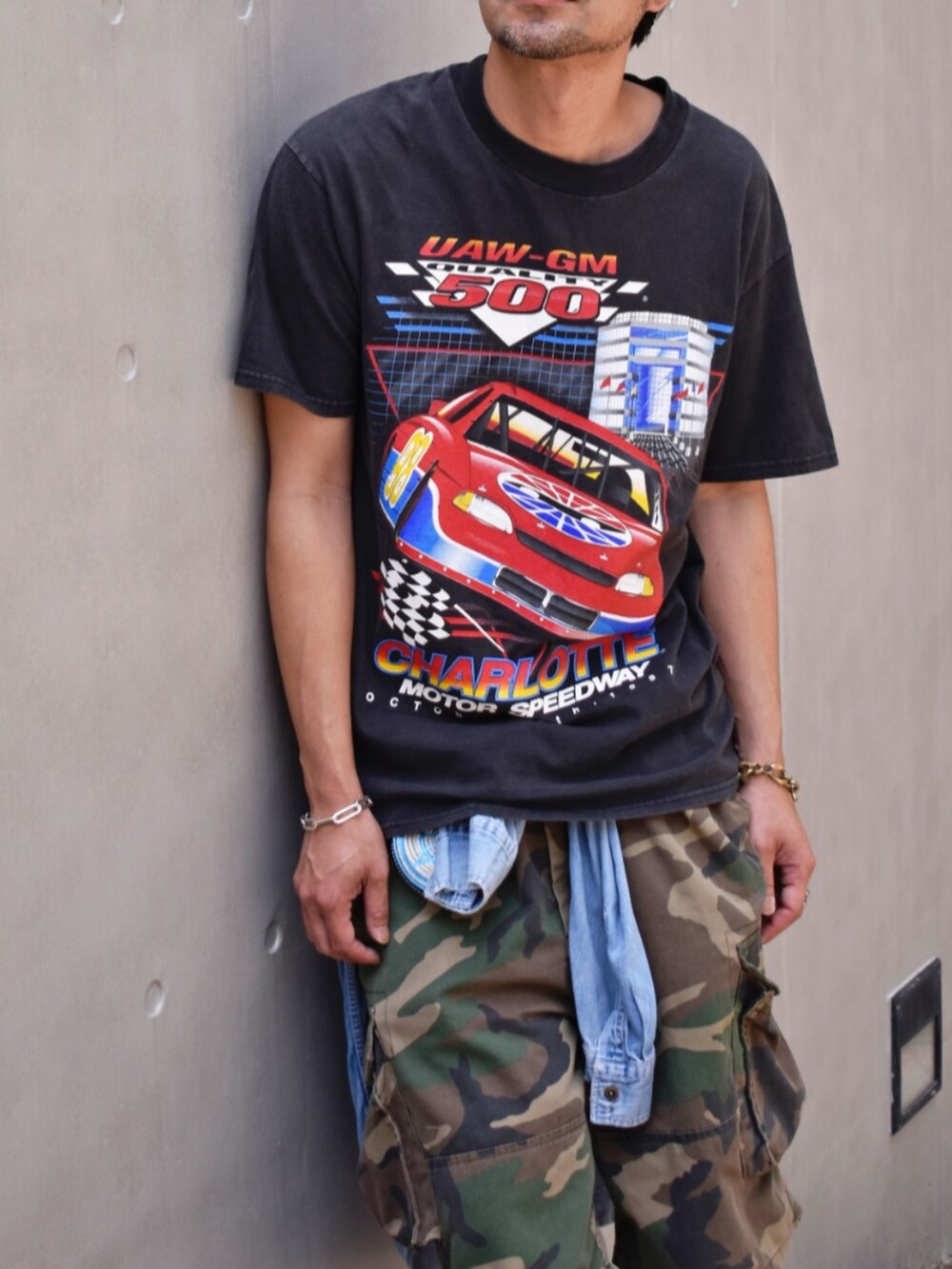 ブラック系のTシャツ/カットソー、グリーン系のカーゴパンツ、ブルー系のシャツ/ブラウスを着用したメンズの夏コーディネートの2枚目の写真