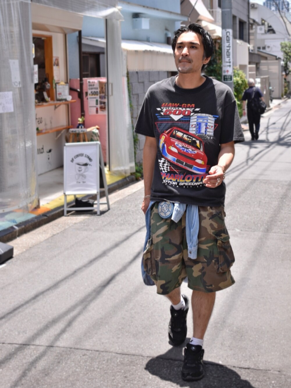 ブラック系のTシャツ/カットソー、グリーン系のカーゴパンツ、ブルー系のシャツ/ブラウスを着用したメンズの夏コーディネートの3枚目の写真