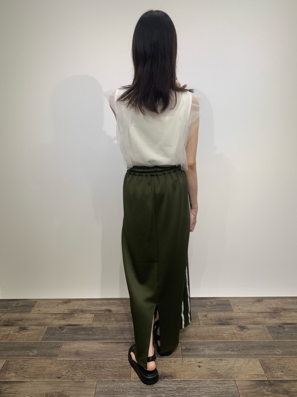 「センスオブプレイス、SENSEOFPLACE、ロデスコ、RODE SKO、骨格ウェーブ、イエベ春」｜「SENSE OF PLACE by URBAN RESEARCHのラメラインスカート（スカート、グリーン系）」を使った、mikiさん（レディース・155cm）の夏コーディネートの4枚目の写真