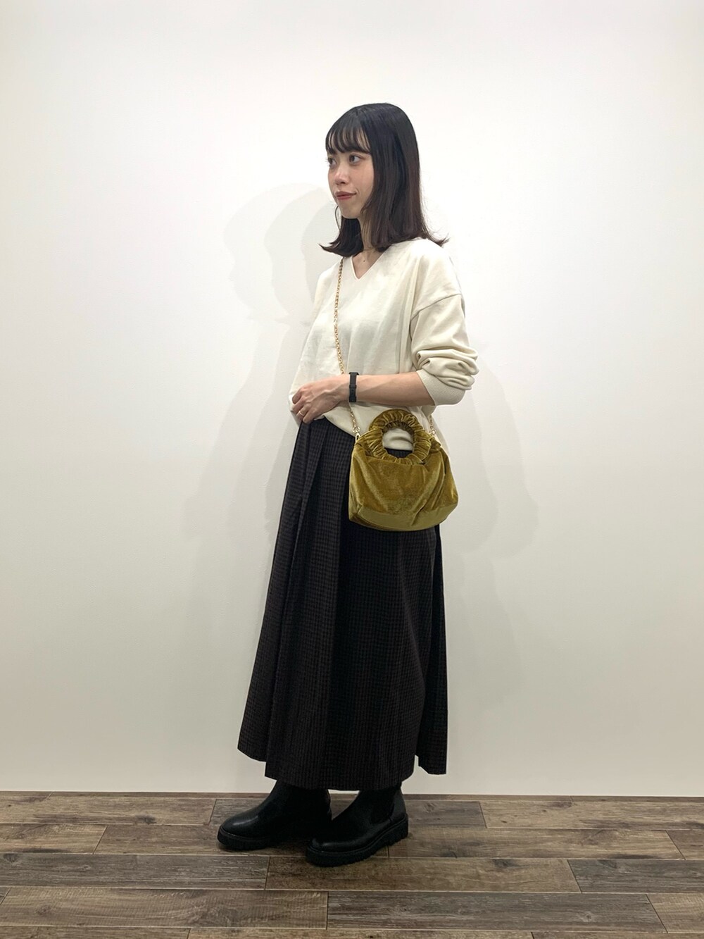 「センスオブプレイス、SENSEOFPLACE、骨格ウェーブ、イエベ春、Vネックニット、スカパン、サイドゴアブーツ、ベロアバッグ」｜「SENSE OF PLACE by URBAN RESEARCHのコットンタッチVネックセーター（ニット/セーター、ブラック系）」を使った、mikiさん（レディース・155cm）の秋コーディネートの4枚目の写真
