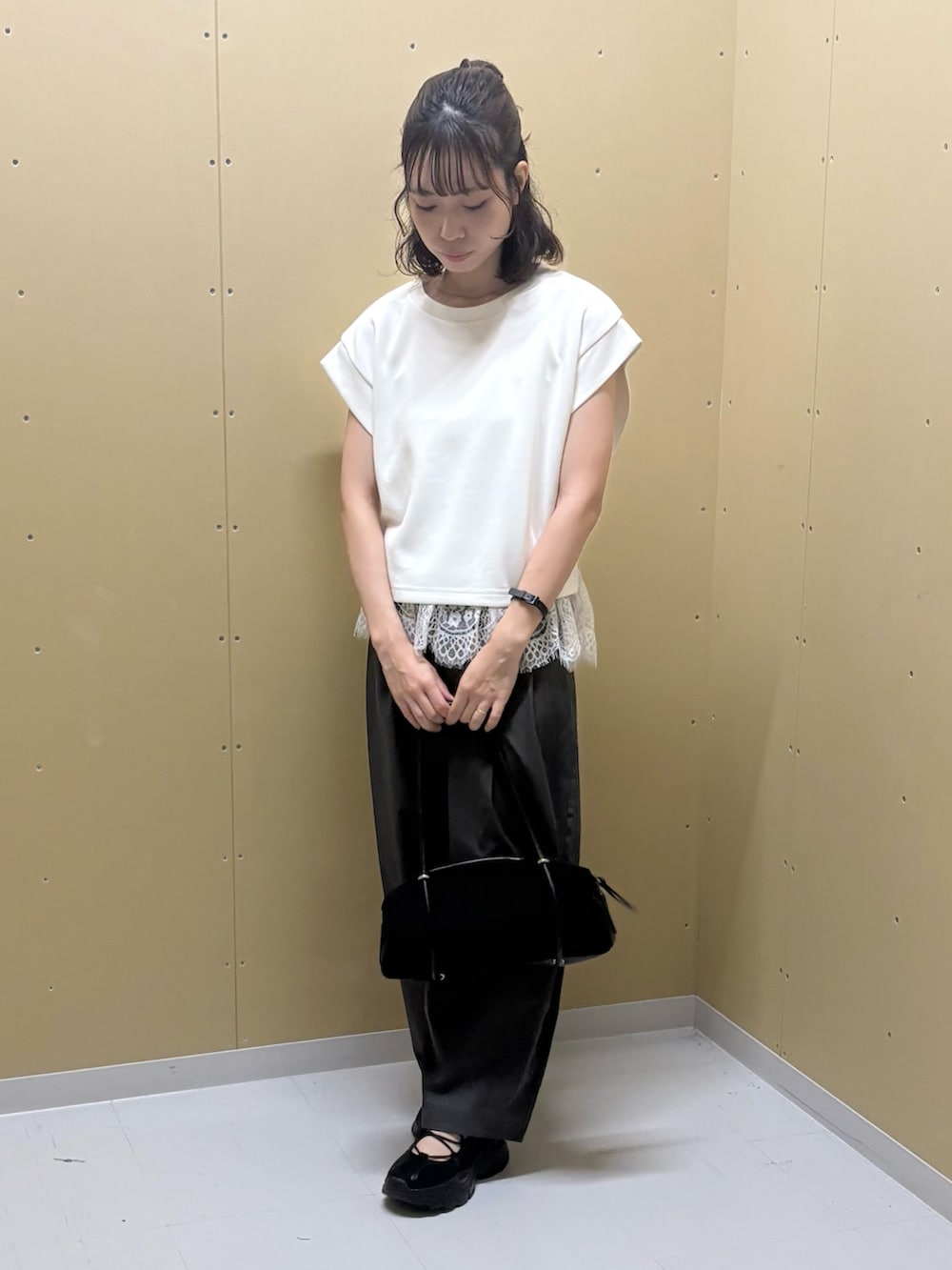 ホワイト系のタンクトップ、ホワイト系のTシャツ/カットソー、グレー系のその他パンツを着用したレディースの夏コーディネートの3枚目の写真