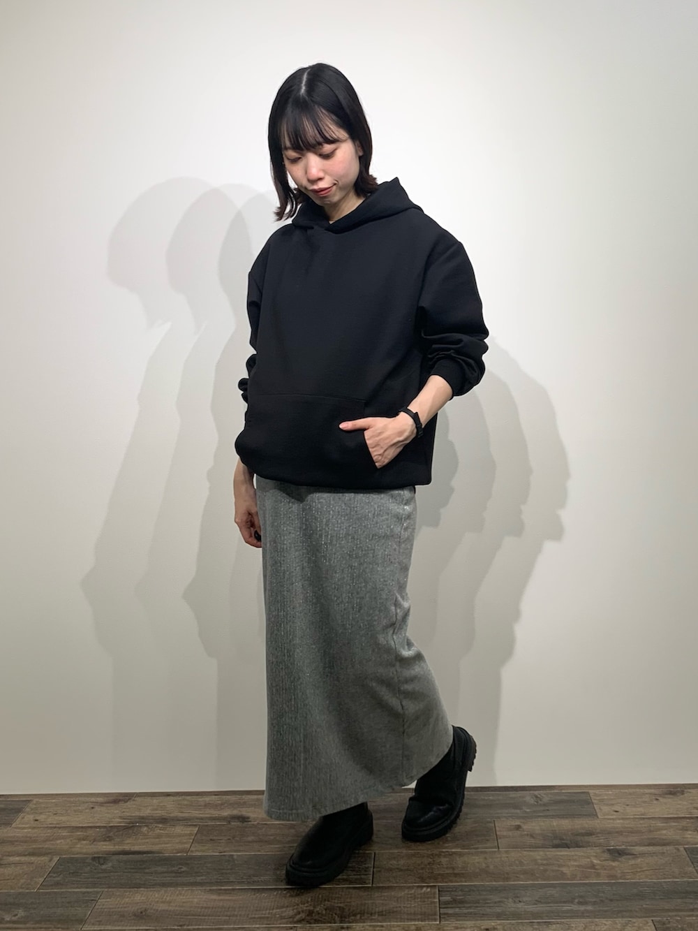 「センスオブプレイス、SENSEOFPLACE、アイテムズアーバンリサーチ、ITEMS URBANRESEARCH、骨格ウェーブ、イエベ春、パーカー、ラメスカート、ユニセックス」｜「ITEMS URBANRESEARCHのストレッチダンボール プルオーバーパーカー（パーカー、ブラック系）」を使った、mikiさん（レディース・155cm）の秋コーディネートの2枚目の写真