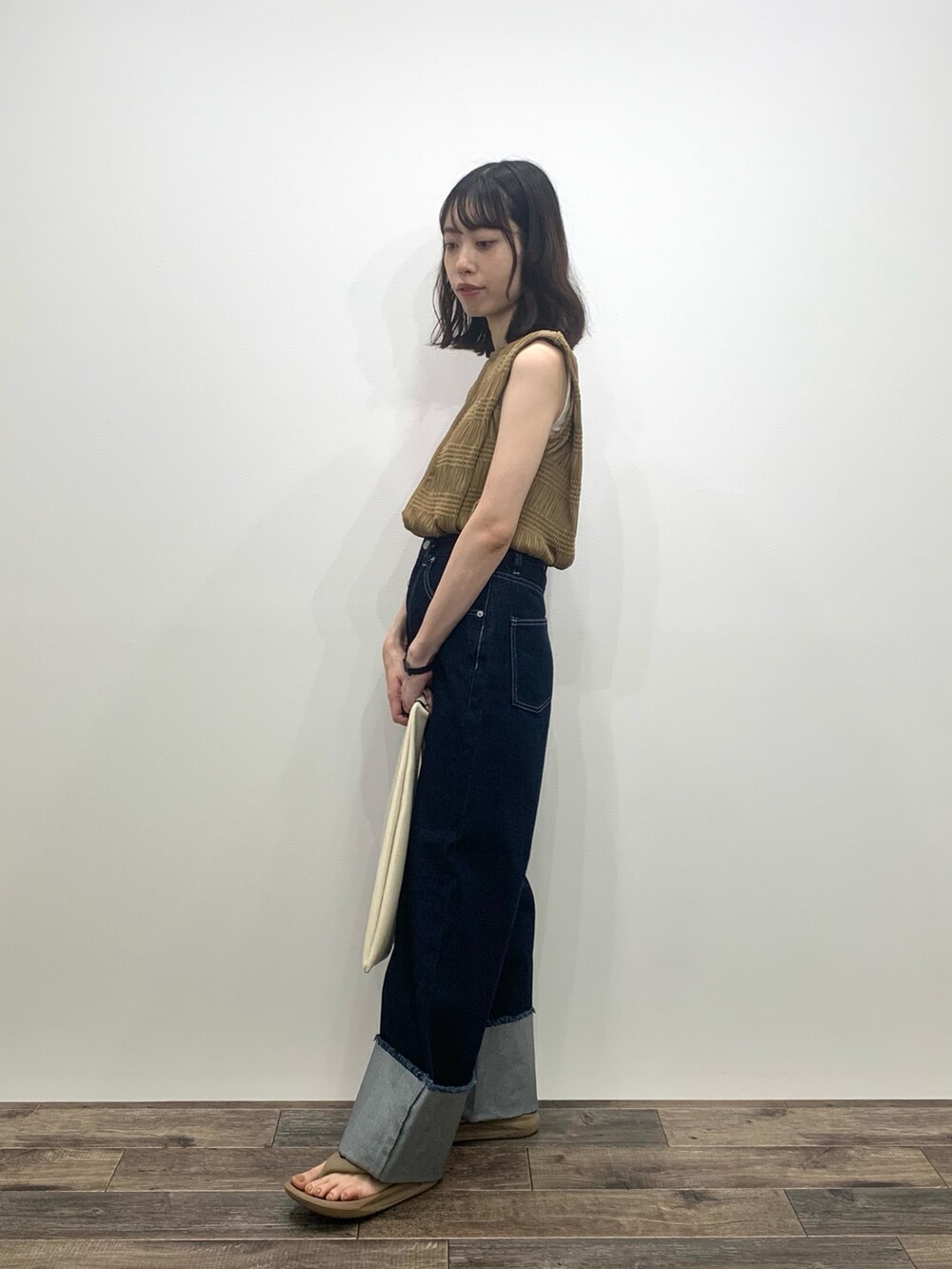 「センスオブプレイス、SENSEOFPLACE、ロデスコ、RODE SKO、デニム、骨格ウェーブ、イエベ春」｜「SENSE OF PLACE by URBAN RESEARCHのターンバックハクワイドデニム（デニムパンツ、ブルー系）」を使った、mikiさん（レディース・155cm）の夏コーディネートの3枚目の写真