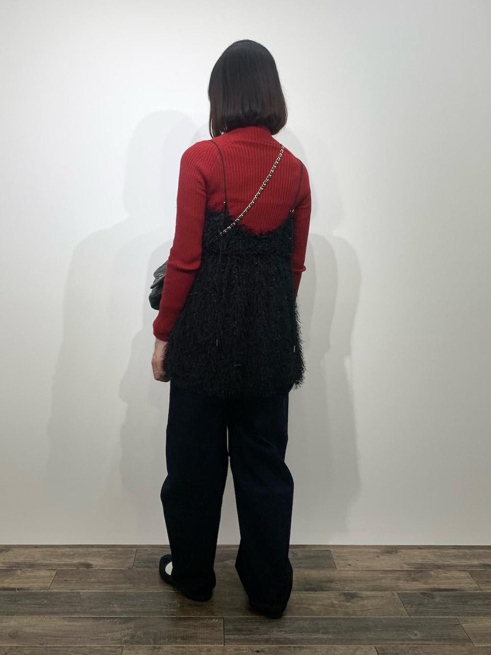 「センスオブプレイス、SENSEOFPLACE、ロデスコ、RODE SKO、骨格ウェーブ、イエベ春、赤ニット、カーブパンツ、ビスチェ」｜「SENSE OF PLACE by URBAN RESEARCHの『柴田ひかりさん着用』ストレッチリブハイネックセーター（ニット/セーター、レッド系）」を使った、mikiさん（レディース・155cm）の冬コーディネートの5枚目の写真