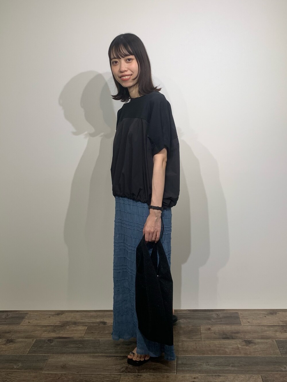 「センスオブプレイス、SENSEOFPLACE、RODE SKO、ロデスコ、骨格ウェーブ、イエベ春」｜「SENSE OF PLACE by URBAN RESEARCHのフラットリングサンダル（サンダル、ブラック系）」を使った、mikiさん（レディース・155cm）の夏コーディネートの3枚目の写真