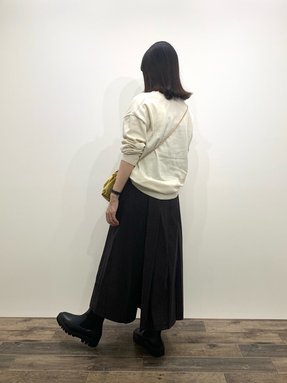 「センスオブプレイス、SENSEOFPLACE、骨格ウェーブ、イエベ春、Vネックニット、スカパン、サイドゴアブーツ、ベロアバッグ」｜「SENSE OF PLACE by URBAN RESEARCHのコットンタッチVネックセーター（ニット/セーター、ブラック系）」を使った、mikiさん（レディース・155cm）の秋コーディネートの5枚目の写真