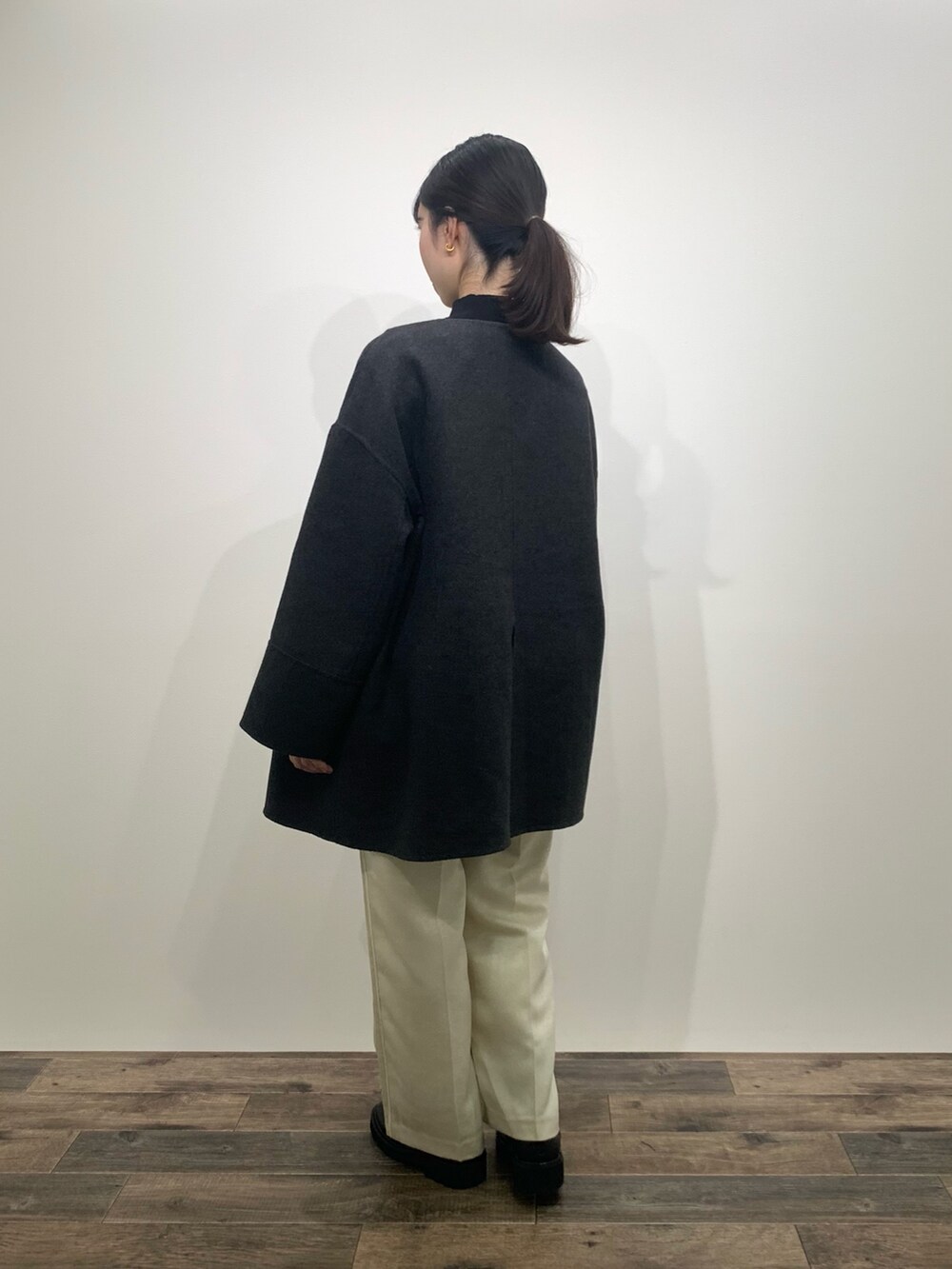 「センスオブプレイス、SENSEOFPLACE、骨格ウェーブ、イエベ春、ノーカラーコート、ボーダーニット、モノトーンコーデ」｜「SENSE OF PLACE by URBAN RESEARCHの『ユニセックス』『洗濯可』ストレッチモックネックニット（ニット/セーター、ブラック系）」を使った、mikiさん（レディース・155cm）の秋コーディネートの3枚目の写真
