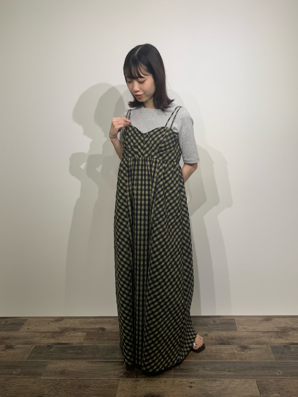 「センスオブプレイス、SENSEOFPLACE、KBF、ケービーエフ(KBF)、キャミワンピ、チェック柄、骨格ウェーブ、イエベ春」｜「SENSE OF PLACE by URBAN RESEARCHのウエストリブコンパクトトップ（Tシャツ/カットソー、グレー系）」を使った、mikiさん（レディース・155cm）の夏コーディネートの3枚目の写真