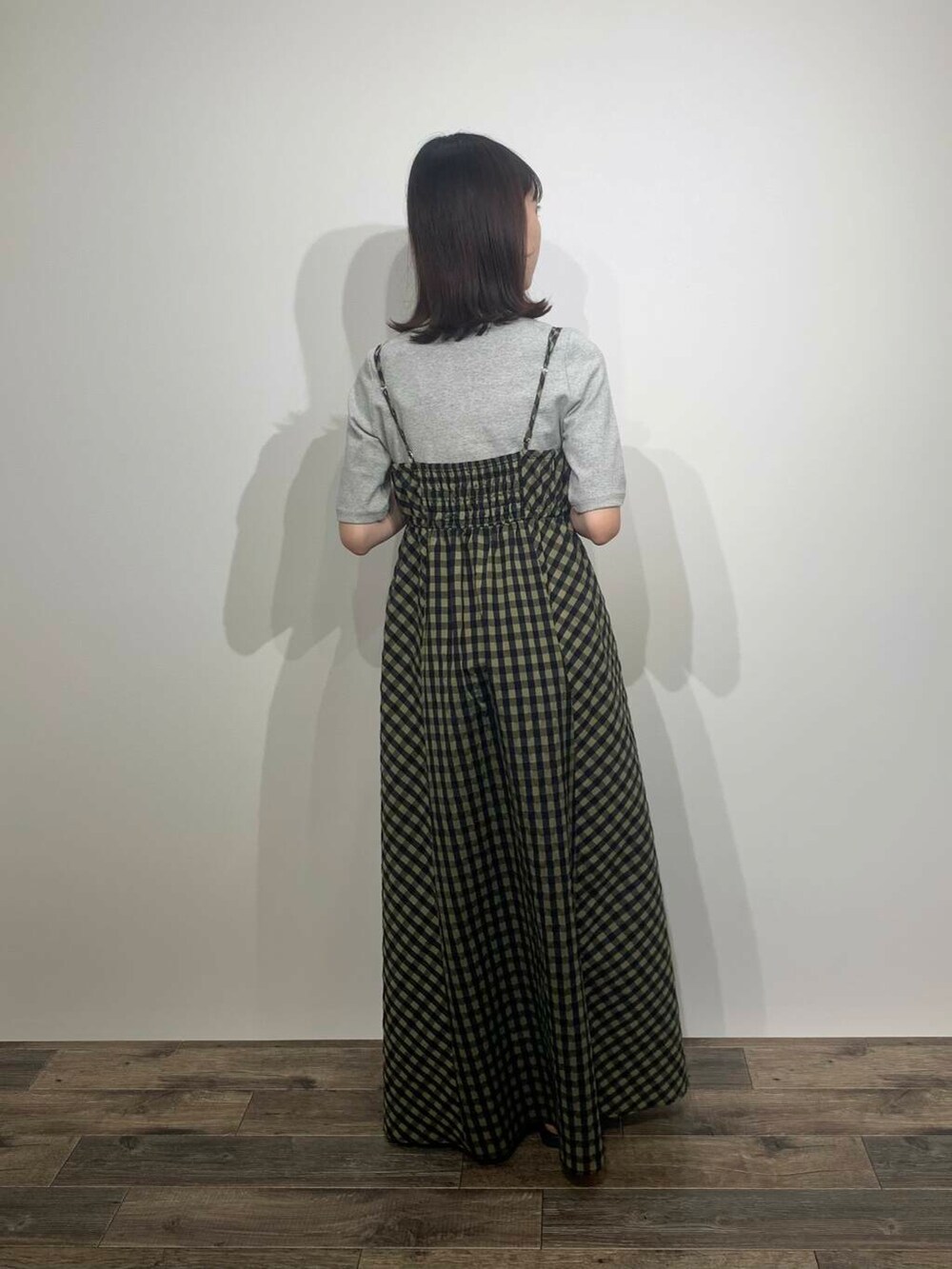 ブラック系のサンダル、グリーン系のワンピース、グレー系のTシャツ/カットソーを着用したレディースの夏コーディネートの5枚目の写真