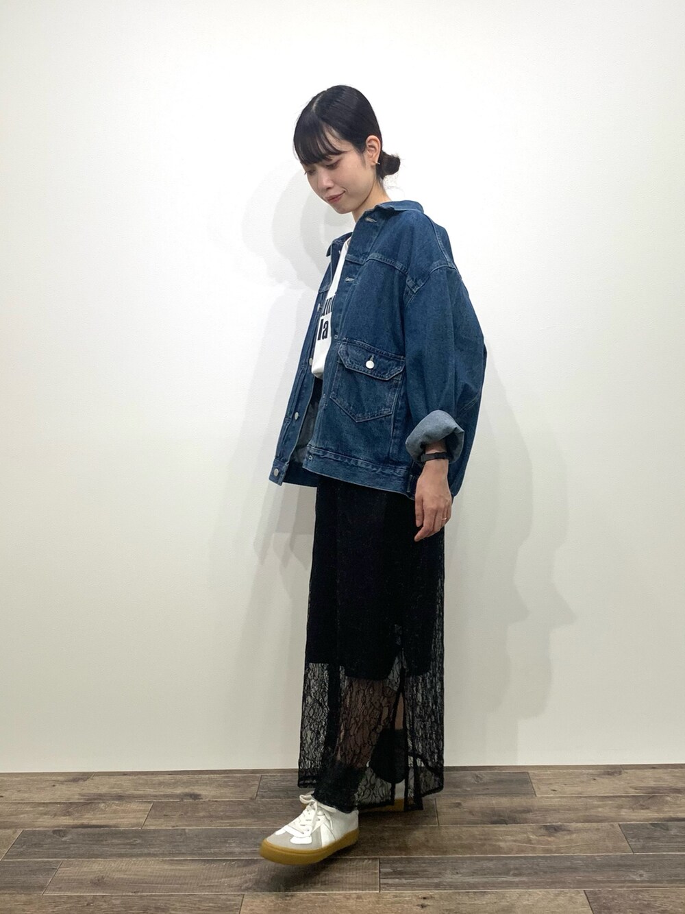 「センスオブプレイス、SENSEOFPLACE、ITEMS URBANRESEARCH、アイテムズアーバンリサーチ、デニムジャケット、レーススカート、ロゴT、骨格ウェーブ、イエベ春」|「SENSE OF PLACE by URBAN RESEARCHのヴィンテージライクデニムジャケット(デニムジャケット、ブルー系)」を使った、mikiさん(レディース・155cm)の秋コーディネートの4枚目の写真
