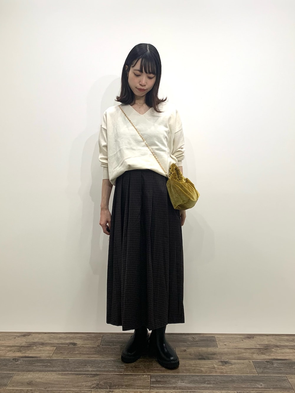 「センスオブプレイス、SENSEOFPLACE、骨格ウェーブ、イエベ春、Vネックニット、スカパン、サイドゴアブーツ、ベロアバッグ」｜「SENSE OF PLACE by URBAN RESEARCHのコットンタッチVネックセーター（ニット/セーター、ブラック系）」を使った、mikiさん（レディース・155cm）の秋コーディネートの3枚目の写真