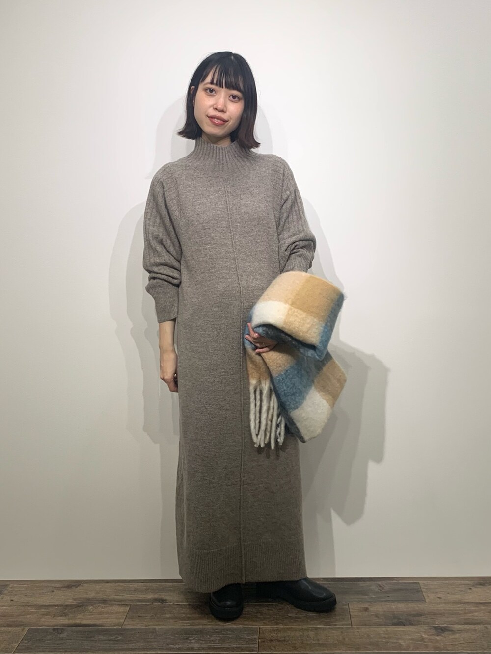 「センスオブプレイス、SENSEOFPLACE、スメリー、SMELLY、ニットワンピース、チェックマフラー、サイドゴアブーツ、骨格ウェーブ、イエベ春」|「SMELLYのボリュームチェックマフラー(マフラー、ブルー系)」を使った、mikiさん(レディース・155cm)の秋コーディネートの4枚目の写真