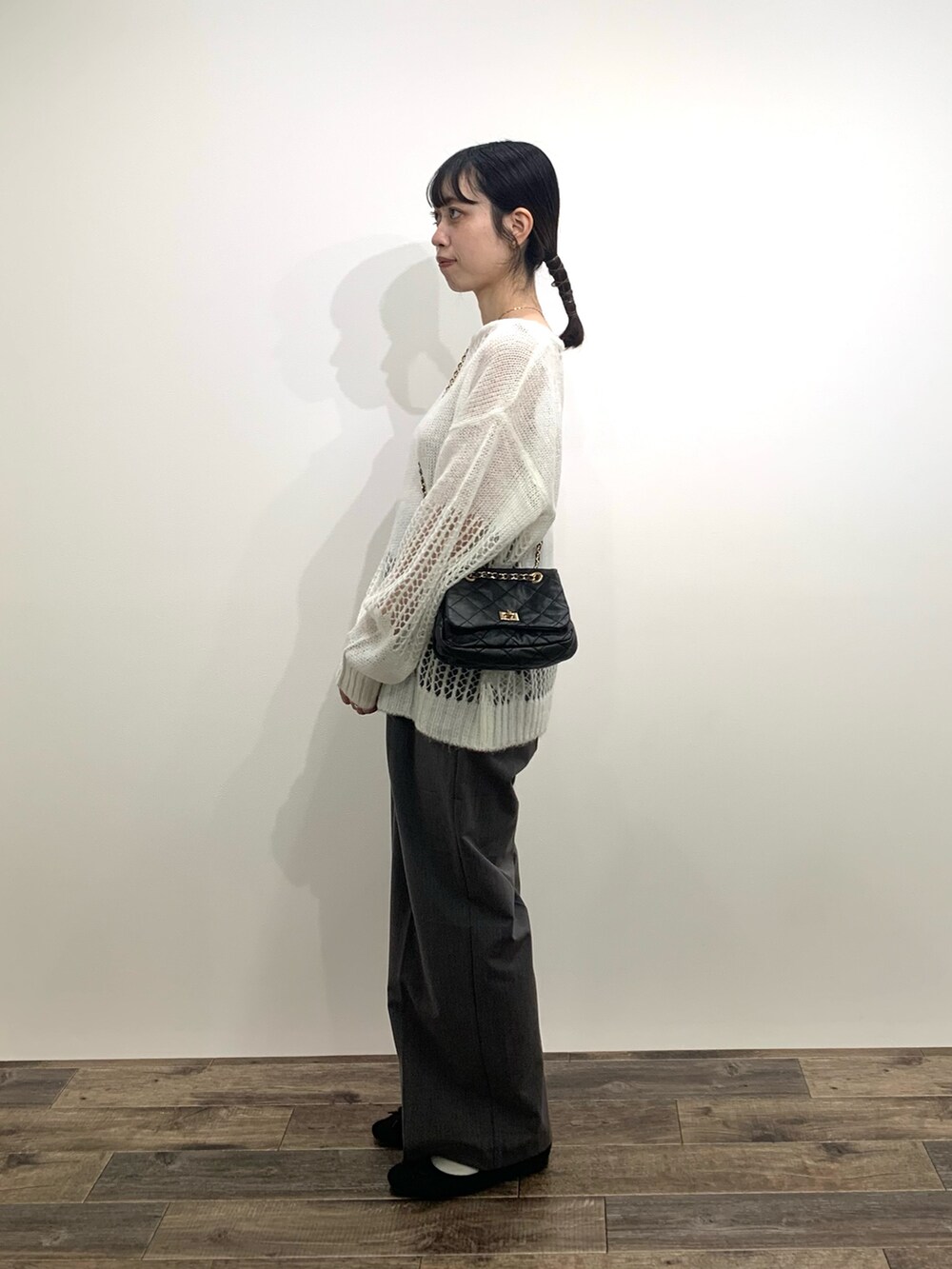 「センスオブプレイス、SENSEOFPLACE、ロデスコ、RODE SKO、イエベ春、骨格ウェーブ、ワイドパンツ、モヘアニット」|「SENSE OF PLACE by URBAN RESEARCHのモヘアタッチパッチワークセーター(ニット/セーター、ホワイト系)」を使った、mikiさん(レディース・155cm)の秋コーディネートの3枚目の写真
