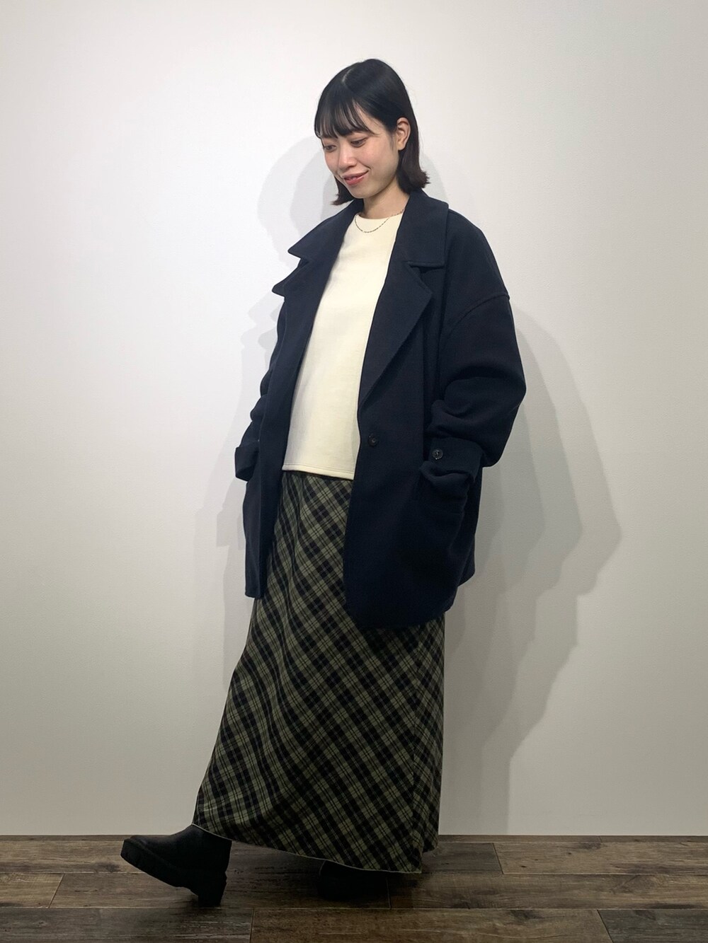「センスオブプレイス、SENSEOFPLACE、ケービーエフ(KBF)、KBF、ロデスコ、RODE SKO、ミドルコート、チェックスカート、骨格ウェーブ、イエベ春」｜「KBFのコクーンミドルコート（ステンカラーコート、ブルー系）」を使った、mikiさん（レディース・155cm）の秋コーディネートの2枚目の写真