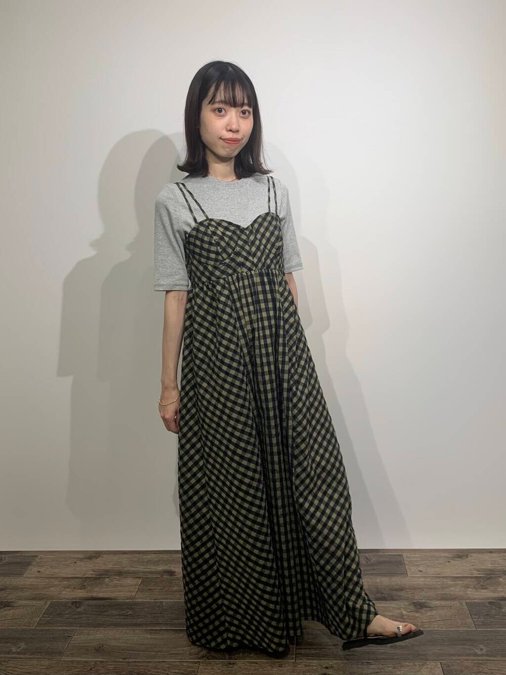 ブラック系のサンダル、グリーン系のワンピース、グレー系のTシャツ/カットソーを着用したレディースの夏コーディネートの2枚目の写真