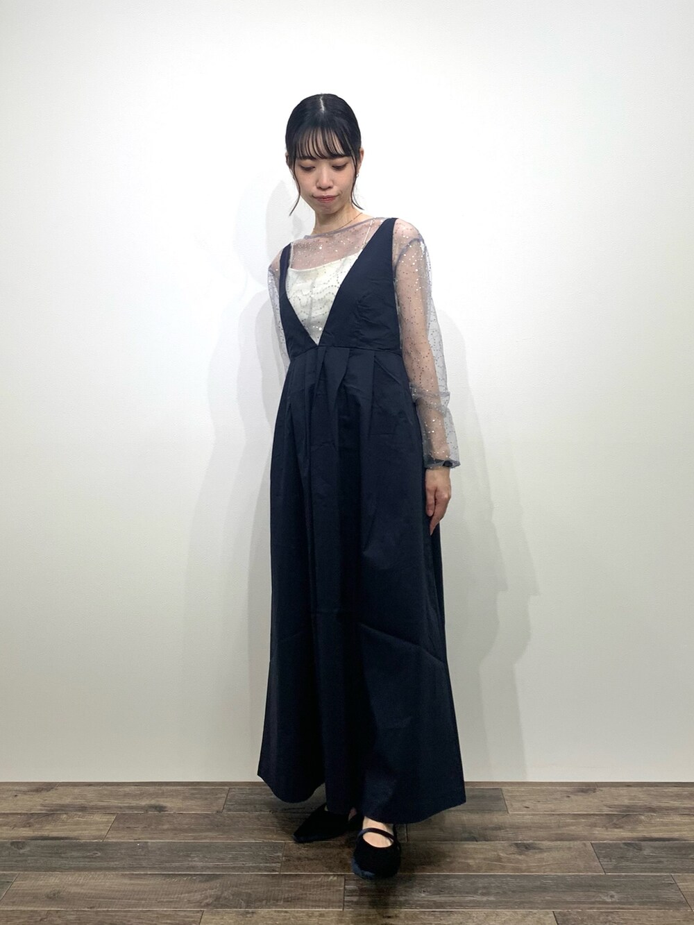 「SENSEOFPLACE、センスオブプレイス、KBF、ケービーエフ(KBF)、骨格ウェーブ、イエベ春、ジャンパースカート、スパンコール、ワントーンコーデ」｜「SENSE OF PLACE by URBAN RESEARCHのベロアポインテッドシューズ（パンプス、ブルー系）」を使った、mikiさん（レディース・155cm）の秋コーディネートの2枚目の写真