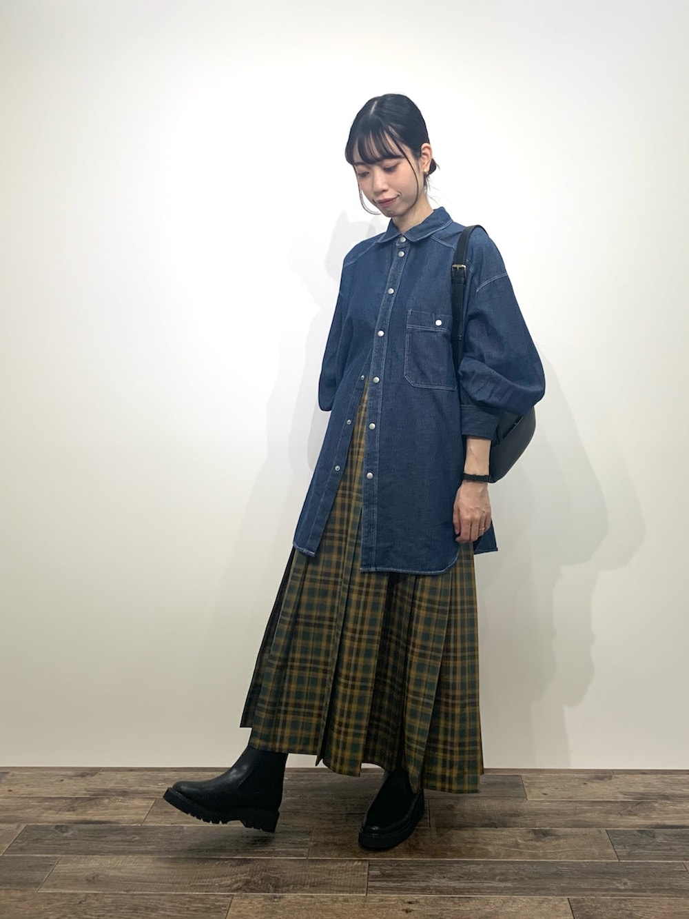 「センスオブプレイス、SENSEOFPLACE、ロデスコ、RODE SKO、骨格ウェーブ、イエベ春、デニムシャツ、チェックスカート、サイドゴアブーツ」｜「SENSE OF PLACE by URBAN RESEARCHのデニムルーズシャツ（シャツ/ブラウス、ブルー系）」を使った、mikiさん（レディース・155cm）の秋コーディネートの3枚目の写真