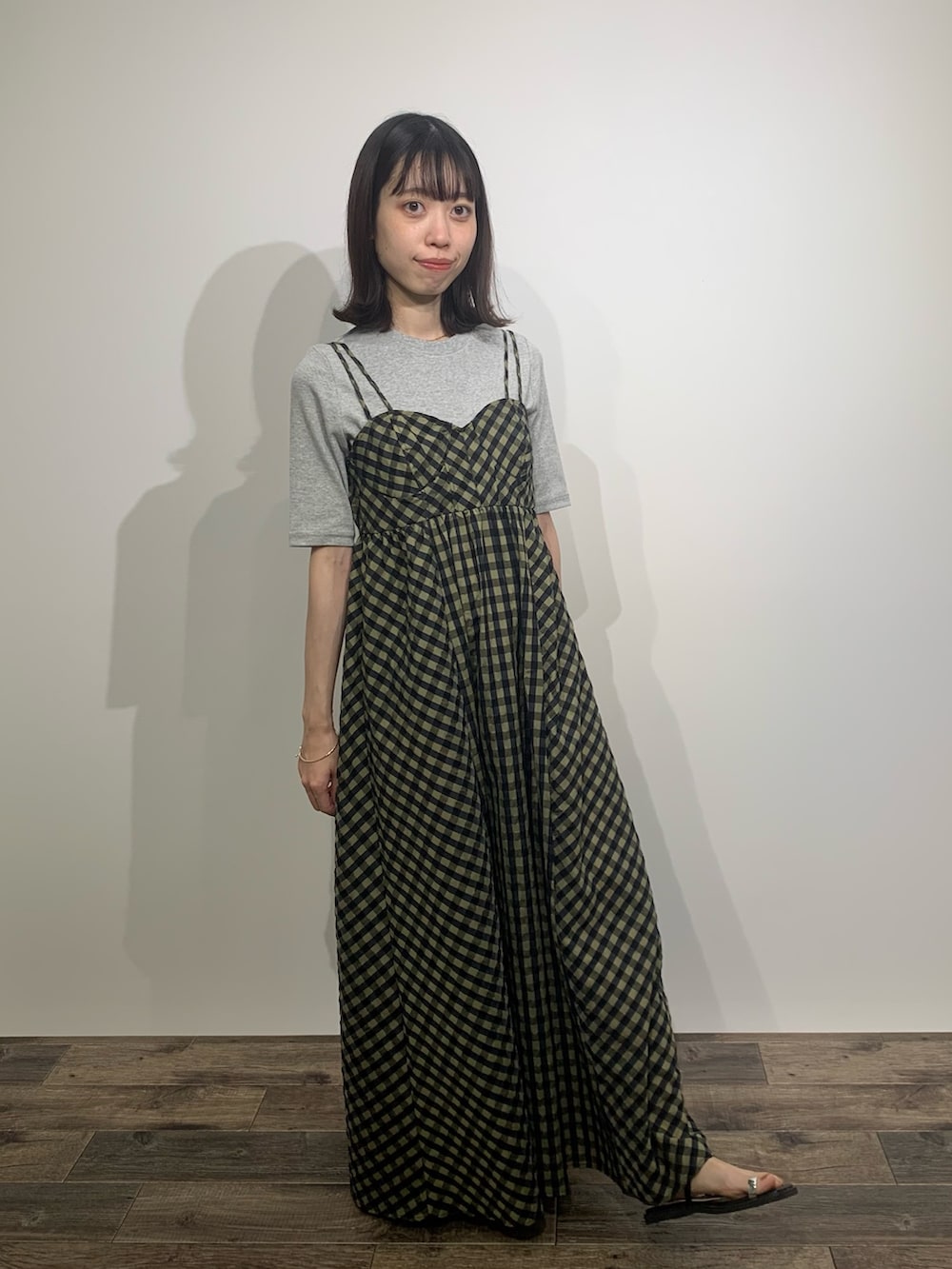 「センスオブプレイス、SENSEOFPLACE、KBF、ケービーエフ(KBF)、キャミワンピ、チェック柄、骨格ウェーブ、イエベ春」｜「SENSE OF PLACE by URBAN RESEARCHのウエストリブコンパクトトップ（Tシャツ/カットソー、グレー系）」を使った、mikiさん（レディース・155cm）の夏コーディネートの2枚目の写真