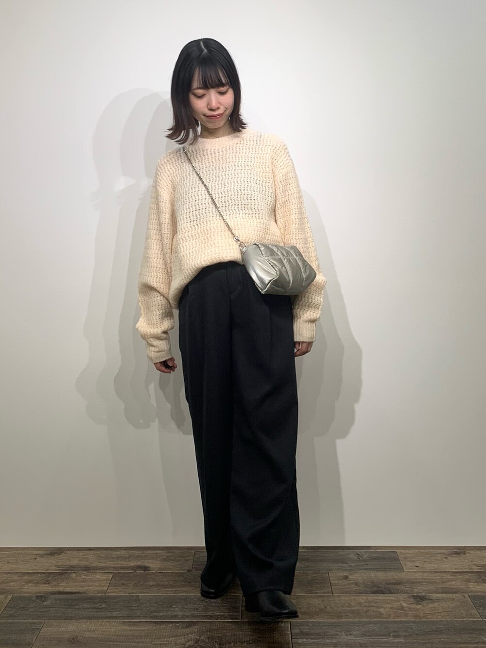 「センスオブプレイス、SENSEOFPLACE、骨格ウェーブ、イエベ春、ゆるニット、スラックス、ユニセックス」|「SENSE OF PLACE by URBAN RESEARCHの『ユニセックス』ローゲージカラーニット(ニット/セーター、ホワイト系)」を使った、mikiさん(レディース・155cm)の秋コーディネートの2枚目の写真