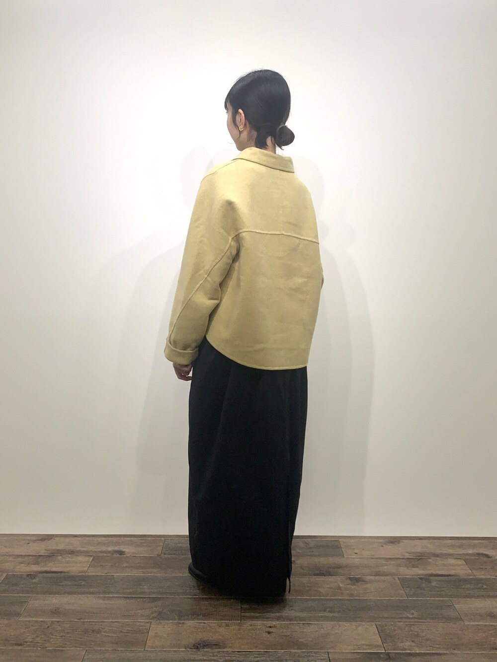 「センスオブプレイス、SENSEOFPLACE、骨格ウェーブ、イエベ春、ショートコート、イエローコーデ、ドッキングワンピ」｜「SENSE OF PLACE by URBAN RESEARCHのリバーショートブルゾン（ブルゾン、ベージュ系）」を使った、mikiさん（レディース・155cm）の秋コーディネートの4枚目の写真