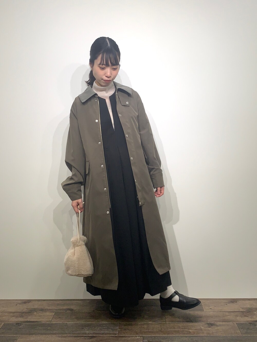 「センスオブプレイス、SENSEOFPLACE、ケービーエフ(KBF)、KBF、ロデスコ、RODE SKO、骨格ウェーブ、イエベ春、ロングコート、ジャンパースカート」｜「RODE SKOのウッドボールキンチャクファーバッグ（ショルダーバッグ、ホワイト系）」を使った、mikiさん（レディース・155cm）の秋コーディネートの2枚目の写真