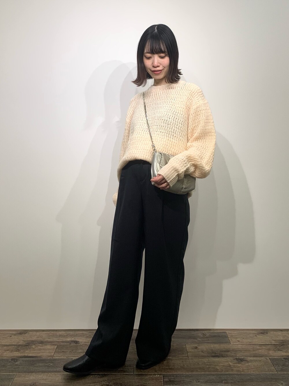 「センスオブプレイス、SENSEOFPLACE、骨格ウェーブ、イエベ春、ゆるニット、スラックス、ユニセックス」|「SENSE OF PLACE by URBAN RESEARCHの『ユニセックス』ローゲージカラーニット(ニット/セーター、ホワイト系)」を使った、mikiさん(レディース・155cm)の秋コーディネートの3枚目の写真