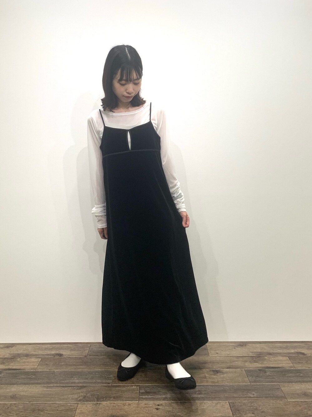 「SENSEOFPLACE、センスオブプレイス、骨格ウェーブ、イエベ春、キャミワンピ、ベロア、シアートップス、モノトーンコーデ」｜「SENSE OF PLACE by URBAN RESEARCHのフロントスリットベロアキャミワンピース（ワンピース、ブラック系）」を使った、mikiさん（レディース・155cm）の夏コーディネートの2枚目の写真