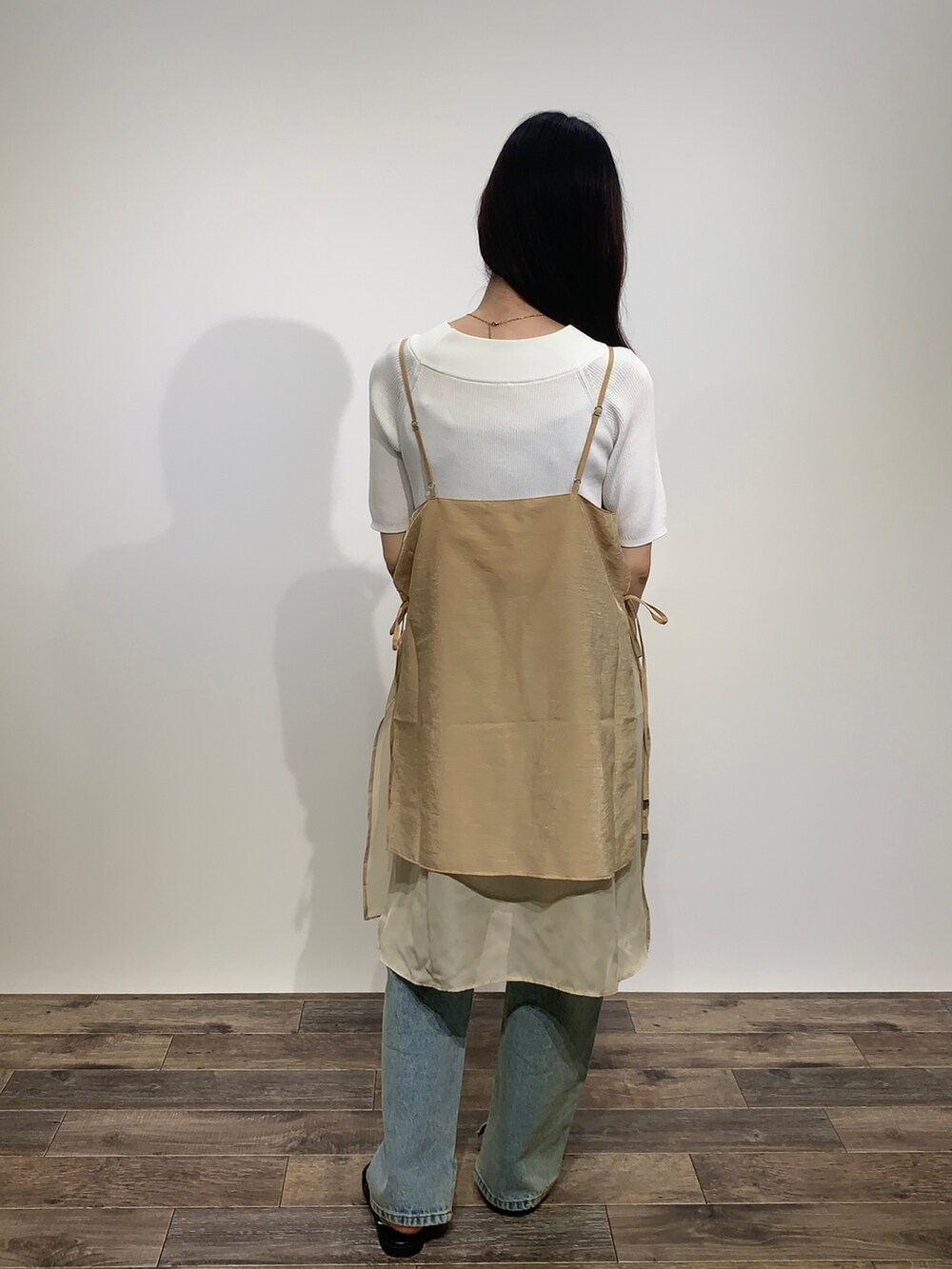 「センスオブプレイス、SENSEOFPLACE、ロデスコ、RODESKO、骨格ウェーブ、イエベ春、デニム、キャミワンピ」|「SENSE OF PLACE by URBAN RESEARCHのレイヤードシアーワンピース(ワンピース、ベージュ系)」を使った、mikiさん(レディース・155cm)の夏コーディネートの4枚目の写真