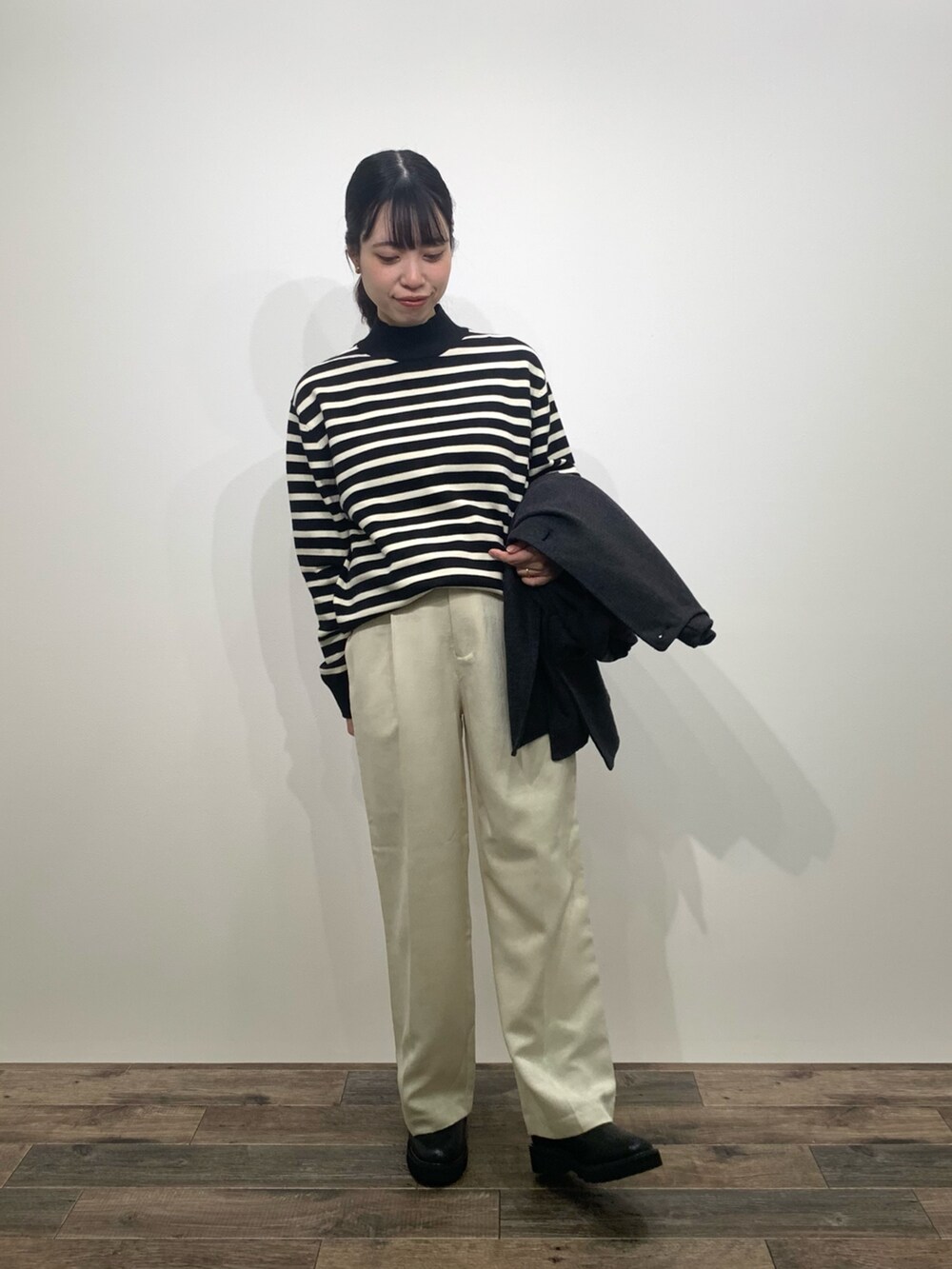 「センスオブプレイス、SENSEOFPLACE、骨格ウェーブ、イエベ春、ノーカラーコート、ボーダーニット、モノトーンコーデ」｜「SENSE OF PLACE by URBAN RESEARCHの『ユニセックス』『洗濯可』ストレッチモックネックニット（ニット/セーター、ブラック系）」を使った、mikiさん（レディース・155cm）の秋コーディネートの6枚目の写真