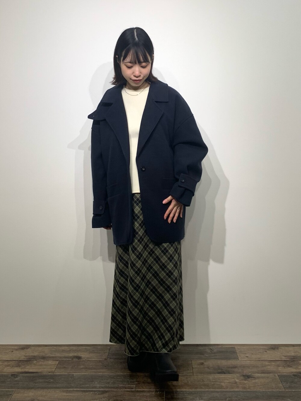 「センスオブプレイス、SENSEOFPLACE、ケービーエフ(KBF)、KBF、ロデスコ、RODE SKO、ミドルコート、チェックスカート、骨格ウェーブ、イエベ春」｜「KBFのコクーンミドルコート（ステンカラーコート、ブルー系）」を使った、mikiさん（レディース・155cm）の秋コーディネートの3枚目の写真