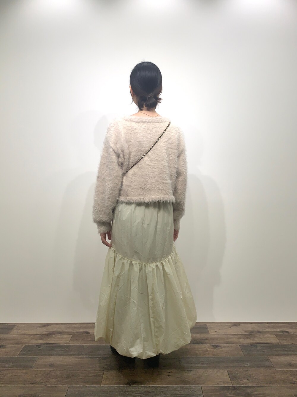 「センスオブプレイス、SENSEOFPLACE、ロデスコ、RODE SKO、骨格ウェーブ、イエベ春、シャギーニット、ティアードスカート、バルーンスカート」|「SENSE OF PLACE by URBAN RESEARCHのクロップドシャギーセーター(ニット/セーター、ベージュ系)」を使った、mikiさん(レディース・155cm)の秋コーディネートの5枚目の写真