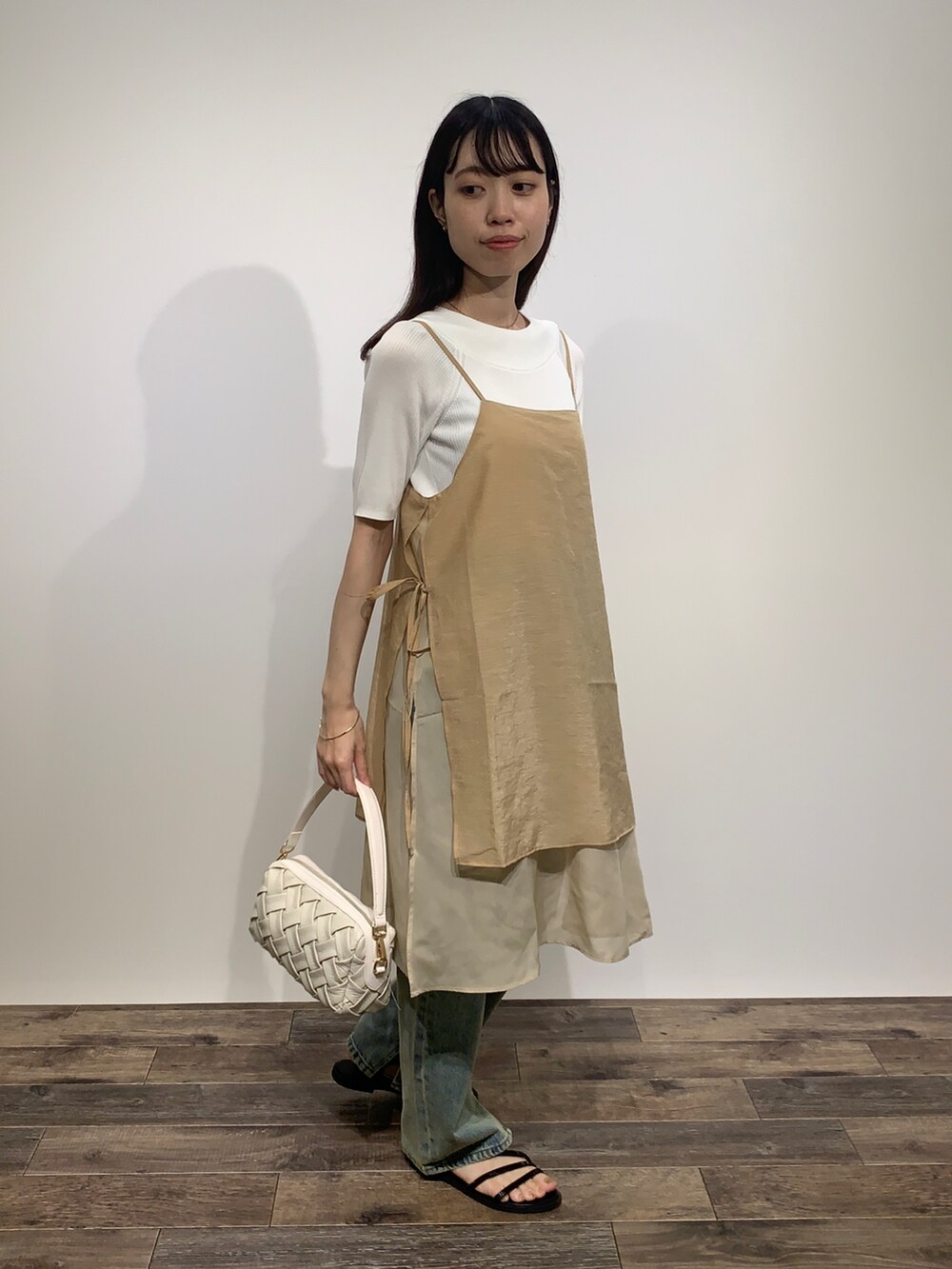 「センスオブプレイス、SENSEOFPLACE、ロデスコ、RODESKO、骨格ウェーブ、イエベ春、デニム、キャミワンピ」|「SENSE OF PLACE by URBAN RESEARCHのレイヤードシアーワンピース(ワンピース、ベージュ系)」を使った、mikiさん(レディース・155cm)の夏コーディネートの2枚目の写真