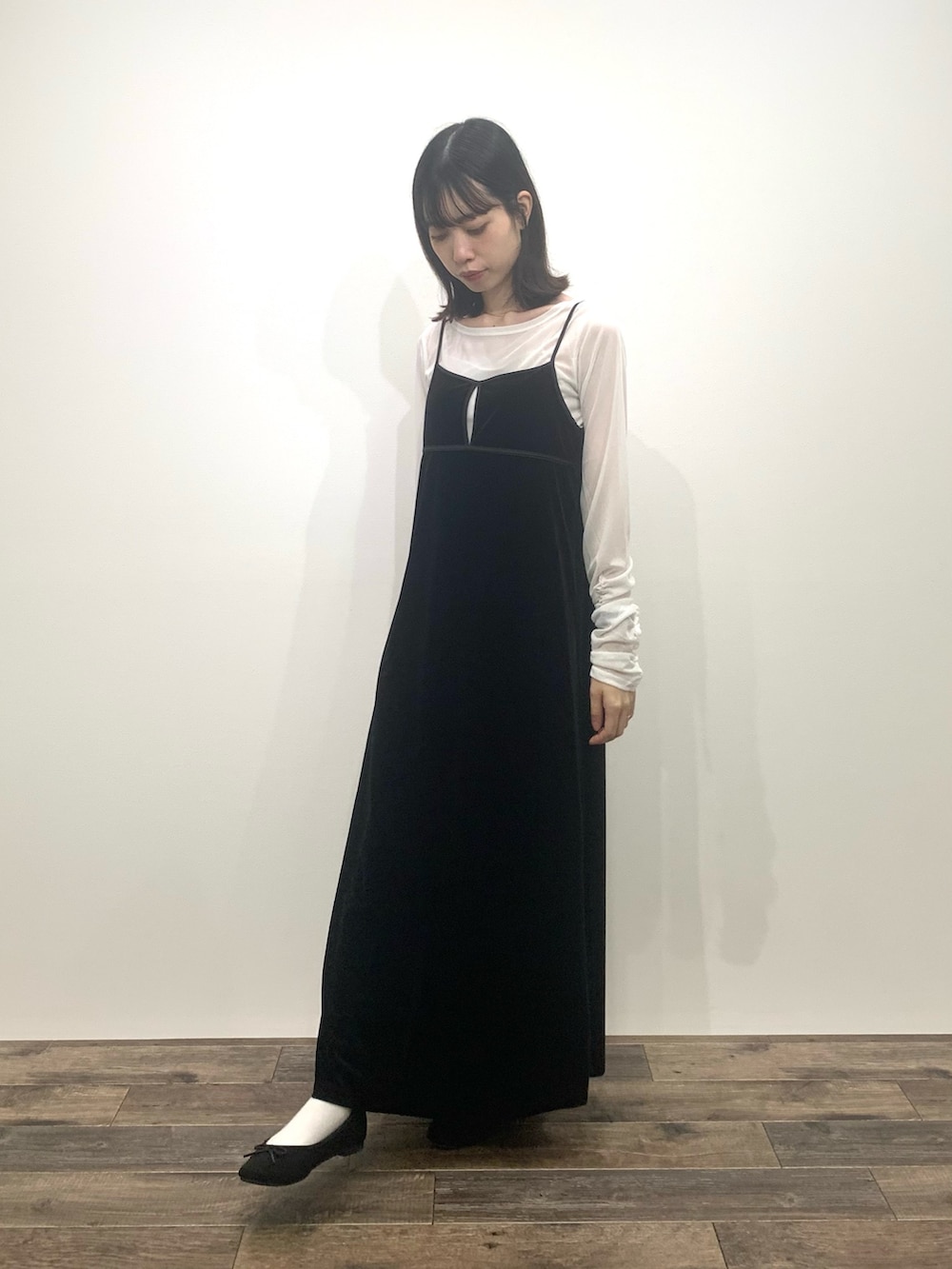 「SENSEOFPLACE、センスオブプレイス、骨格ウェーブ、イエベ春、キャミワンピ、ベロア、シアートップス、モノトーンコーデ」｜「SENSE OF PLACE by URBAN RESEARCHのフロントスリットベロアキャミワンピース（ワンピース、ブラック系）」を使った、mikiさん（レディース・155cm）の夏コーディネートの3枚目の写真
